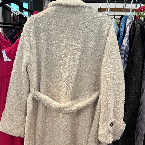 Shinestar Sherpa cream trench coat w lining, tortoise shell buttons. Belt - Picture 10 of 12